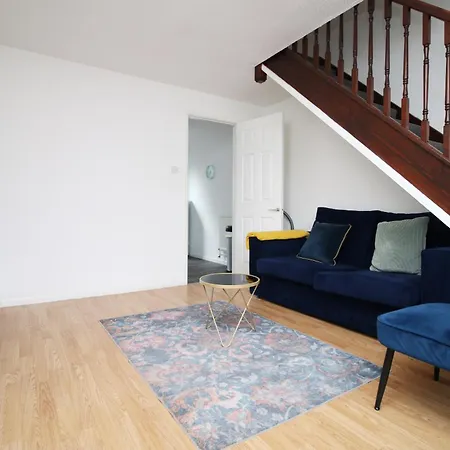2 Bedroom House On Holmes Hill Road- Free Parking, Wi-fi & Patio Дом отдыха