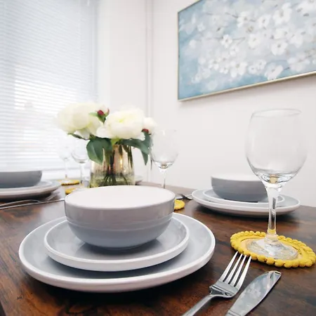 2 Bedroom House On Holmes Hill Road- Free Parking, Wi-fi & Patio