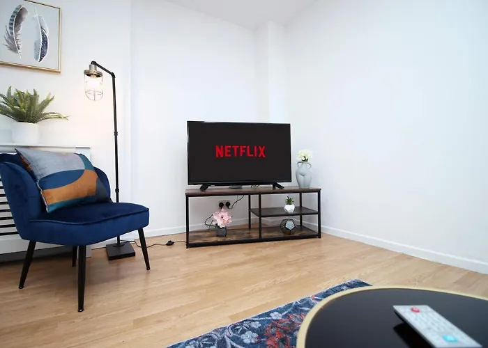 2 Bedroom House On Holmes Hill Road- Free Parking, Wi-fi & Patio