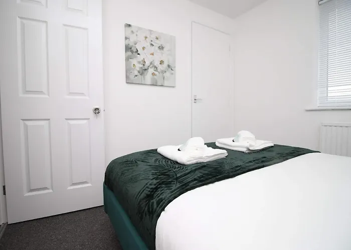 2 Bedroom House On Holmes Hill Road- Free Parking, Wi-fi & Patio Semesterbostad *