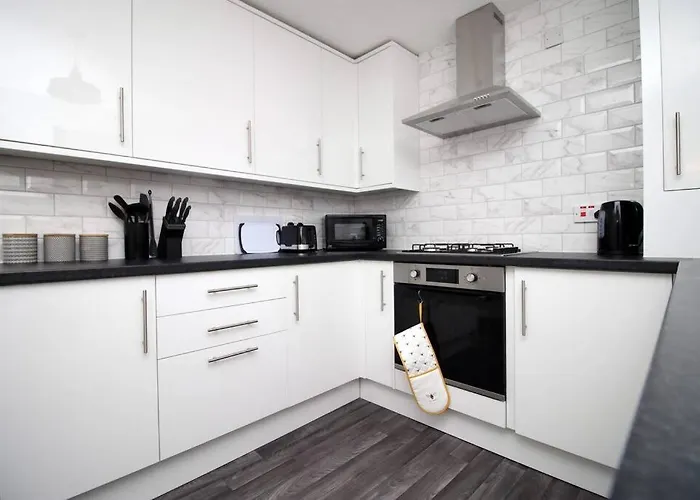 Semesterbostad 2 Bedroom House On Holmes Hill Road- Free Parking, Wi-fi & Patio *