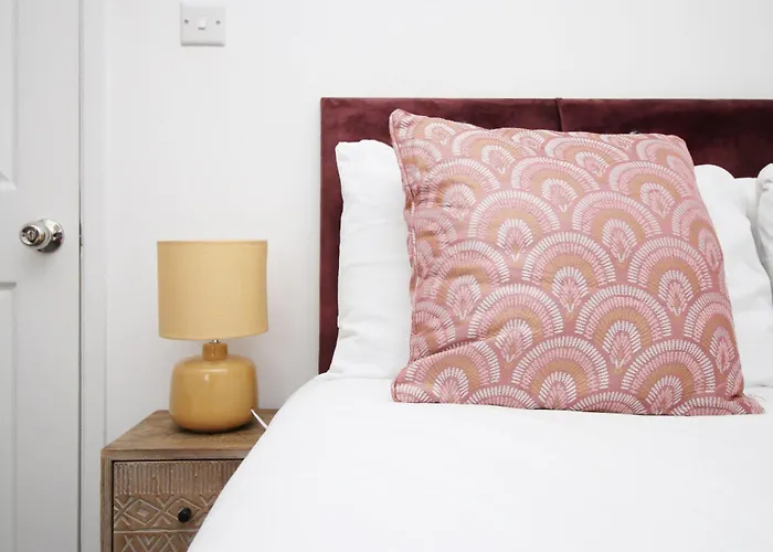 2 Bedroom House On Holmes Hill Road- Free Parking, Wi-fi & Patio * Bristol