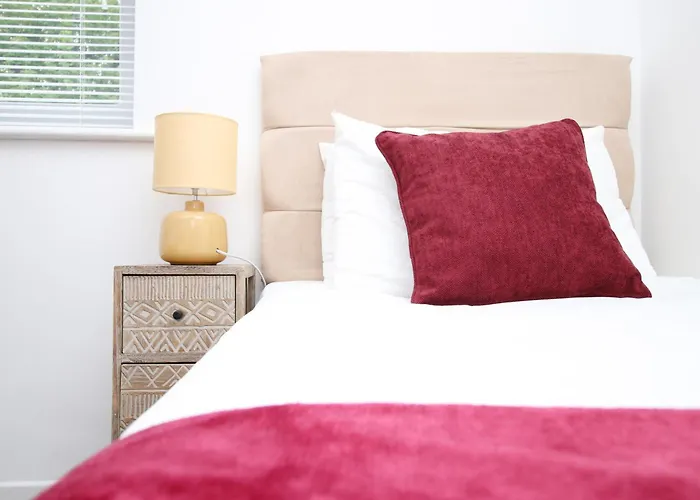 2 Bedroom House On Holmes Hill Road- Free Parking, Wi-fi & Patio Semesterbostad